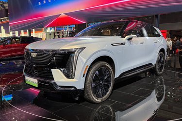 Stor i slaget. GM's Cadillac viser bl.a. denne enorme Escalade elbil - under mottoet 'Love drives the future'...