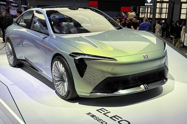 Amerikanerne lider lige som tyskerne i Kina. General Motors viser storoffensiv med adskillige elbiler, bl.a. denne Electra Sedan.