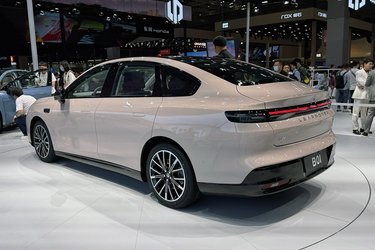 Et mærke i fremgang. Leapmotor er ved hjælp af Stellantis i gang med offensiv i Europa, men foreløbig ikke Danmark. En nyhed er denne mellemstore sedan, B01.