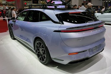 Lang rækkevidde og hurtig ladning. Zeekr har i Kina en sedan kaldet 007, men viser nu denne nyhed, 007 GT. Hvis den fikse shooting brake eller stationcar kommer til Europa, kunne det blive som 7GT. Rækkevidden er ca. 675 km (WLTP), og 10-80 pct. oplades på 11 minutter.