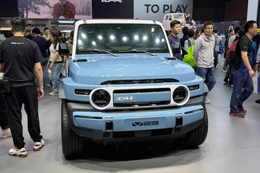 Et firma, mange mærker. Chery, der er på vej til Danmark med Omoda, Jaecoo og Exlantix, har også dette mere ungdommelige mærke, iCar. V23 hedder denne elektriske offroader.