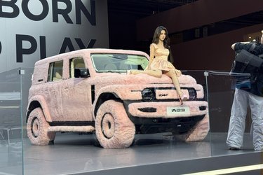 Tja, hvorfor ikke? Offroad-mærket iCar har som trækplaster udstyret sin V23 med lyserød pels.