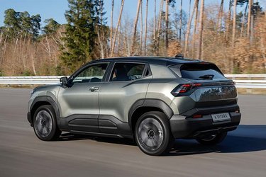 Designet er skabt af Suzuki, selv om bilen findes i en omtrent tilsvarende Toyota-udgave. eVitara er en mini-SUV med en længde på 4,28 meter.