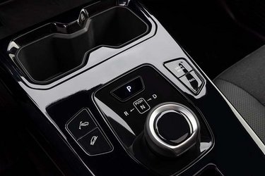 Gearvælgeren er en drejeknap, der er placeret mellem forsæderne. Det er også her vi finder knapper til aktivering af one-pedal drive og de forskellige køreprogrammer.