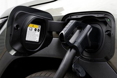 Ladelugen er placeret ved venstre forhjul. På farten kan bilen lades med op til 90 kW og hjemme med 11 kW og tre faser.