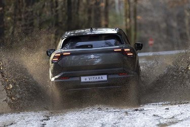 Suzuki eVitara er godt beskyttet mod vand, og bilen kan således tåle at køre gennem op til en halv meter vand uden problemer. En firehjulstrukken udgave udgør topprogrammet, og giver bilen glimrende dynamiske køreegenskaber, ligesom bilen let kan forcere uvejsomt terræn.