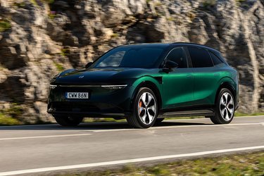 Forrest udgør to smalle LED-lysstriber kørelyset. Når bilen holder stille, er der også en lysstribe mellem lygterne. Bilen kommer altid med sort tag og valg mellem fem karrosserifarver.