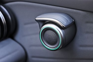 Dørhåndtagene er en sjov detalje ved Atto 3. De er o.k. at betjene, men ikke bedre end traditionelle håndtag, og når man har gæster med i bilen, er der om ikke andet lidt at tale om, når de skal ud af bilen. Farven i LED-lyset kan ændres i Design-versionen af Atto 3. 