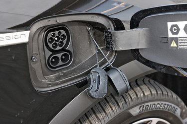 Opladningen fungerer udmærket på Atto 3. Hjemme kan du lade med tre faser, så bilen kan lades fra 0 til 100 procent på under seks timer. På farten ladede vi med 100 kW i gennemsnit over 15 minutter, hvor BYD siger, at den maksimale ladeeffekt er 110 kW. Det er godkendt.