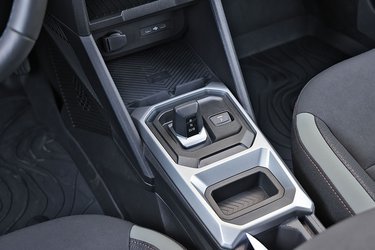Gearvælgeren er placeret mellem forsæderne og er af den elektroniske type, der selv går i P, når man slukker motoren. Den er let at benytte i hverdagen.