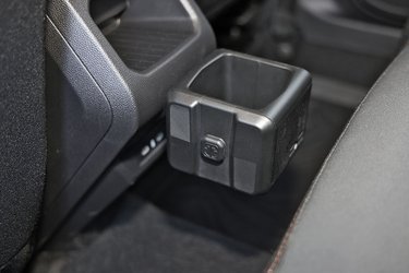 Dacia har udviklet et sjovt universelt fastgørelsessystem, der omfatter kroge, kopholdere og lignende, der kan placeres flere steder i bilen efter behov.