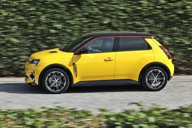Med en længde på under fire meter er Renault 5 en oplagt bybil eller bil nr. to. Men bilens plads er faktisk prioriteret, så dem, der blot benytter forsæderne, ikke vil opleve den som en lille bil, og det er et fint valg.