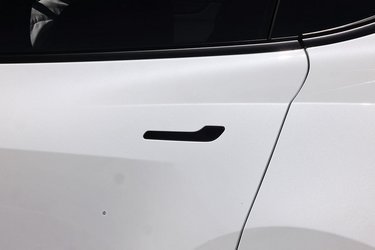 Tesla har desværre ikke ændret dørhåndtagene, hvilket også ville have krævet ændring af selve døren. Dermed hænger man stadig på lidt for smarte dørhåndtag, der kræver en særlig åbningsmetode. Ikke så fleksibelt og nemt som traditionelle dørhåndtag.
