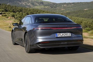 Air-modellen produceres i flere versioner, og her er det Gran Turismo-udgaven med et batteri på 116 kWh, der tillader en rækkevidde på op til 960 km. 