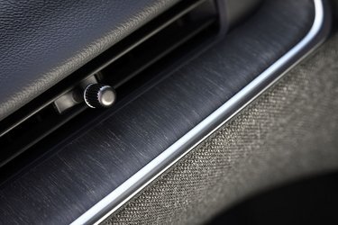 Materialerne virker lækre overalt i kabinen. Der er meget lidt brug af plast, i stedet er det stof, træ og aluminium der er brugt mest af.