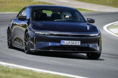 Topudgaven hedder Air Sapphire og er en lynhurtig bil med op til 1.251 hk. På landevejen er der almindeligvis ’kun’ omkring 800 hk til rådighed, og de kræfter fordeles til hjulene via tre elmotorer.