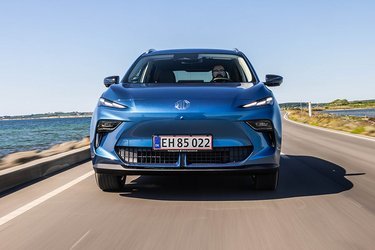 Fronten har en todelt grill forneden – måske inspireret af sportvognen MG Cyberster. Både for- og bag har kørelyslygterne en ternet signatur, inspireret af det ternede flag i motorsport. 