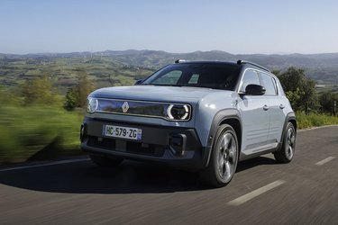 Renault 4 har fået et ydre med tydelige henvisninger til den gamle version, der blev produceret i over 30 år. Runde forlygter i en ramme i hele bilens bredde er blot et af eksemplerne.