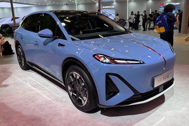 Hongqi tager et skridt ned efter kæmpebilen EHS9 og de store EH/EHS7 med denne interessante EHS5, der kommer til Danmark i foråret 2026. Topversionen har 900 volt strømsystem.