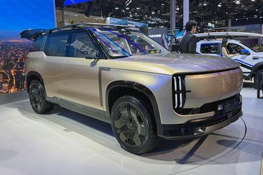 JAC er i Danmark, men lever stort set usynligt. Mærket solgte seks biler i 2024 og indtil videre ingen i 2025. I Shanghai er JAC stor i slaget med denne enorme SUV, Define. Den er indtil videre en prototype.