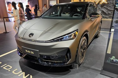 VW lancerede for et år siden den nye ID.Unyx, men allerede nu har den fået et facelift og nyt navn, ID.Unyx 06. Bilen er stort set identisk med den europæiske Cupra Tavascan, og de to biler bygges på samme fabrik i Kina.