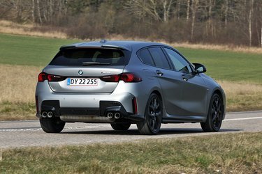 Der er fire udstødningsrør på M135i, et for hver cylinder i benzinmotoren. Men modellen er næsten dobbelt så dyr som basismodellen 120i, som vil klare de flestes behov til hverdagskørsel. 