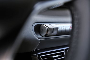 Gearvælgeren er placeret som en lille vippekontakt under skærmen. Den er let at betjene, når man lige har prøvet den et par gange. Bilen går selv i P, når døren åbnes.