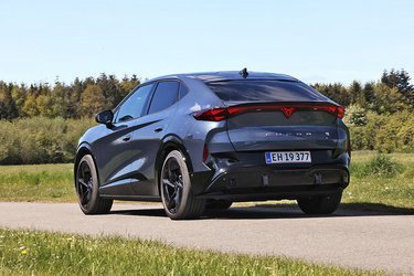 Den skrånende bagende giver bilen et coupéagtigt ydre, og LED-baglygterne med de typiske Cupra-trekanter og det lysende logo i midten gør bilen unik. Vi savner dog en bagrudevisker.