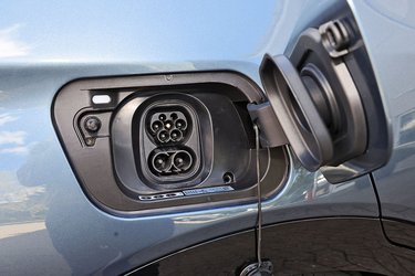 Hjemme lader bilen med 11 kW fra tre faser, og på farten kan bilen DC-oplades med op til 135 kW, hvilket ikke er meget. Fabrikken angiver en ladetid fra 10 til 80 procent på 28 minutter.