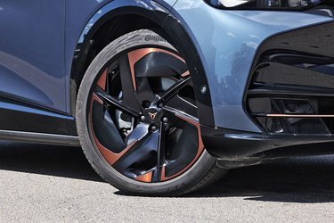 Særlige Cupra fælge på hele 21-tommer er standardudstyr. De har samme kobberfarve, som går igen flere steder i bilens ind- og udvendige design.