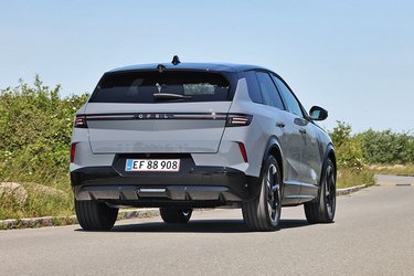 Både for og bag er der den nye designlinje fra Opel, hvor logo og OPEL-navnet er placeret i lysende form bag et gennemsigtigt plastdækken. Nederst i bagklappen er navnet GRANDLAND indstøbt.
