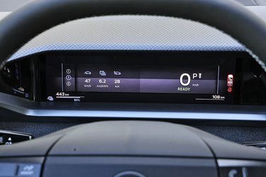 Instrumenthuset er tydeligt at aflæse, og man kan skifte mellem flere visninger, som enten inkluderer bl.a. navigationsoplysninger til en helt enkel visning, der stort set kun omfatter hastigheden.