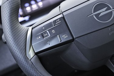 Fra rattet kan man let vælge, om man vil køre med adaptiv fartpilot med eller uden styrehjælp, eller om man vil køre med hastighedsbegrænser. De funktioner er enkle og intuitive at betjene, og man kan let indstille fartgrænsen til det tilladte niveau.