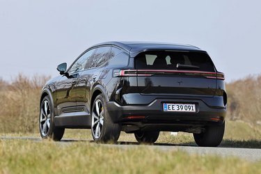 Polestar 3 kan betegnes som en lav SUV. Trods en længde på næsten fem meter er der kun plads til fem personer i bilen.