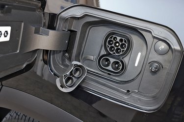Ladestikket er placeret ved venstre baghjul og tillader lynladning med op til 250 kW. Dermed tager en opladning fra 10 til 80 procent en halv time ifølge fabrikken. Hjemme kan bilen oplades med 11 kW fra tre faser.