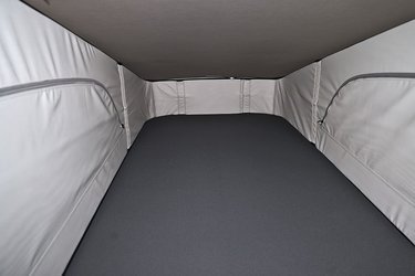 Madrassen foroven måler 205x114 cm, og man kan åbne sideruderne, der er forsynet med myggenet.