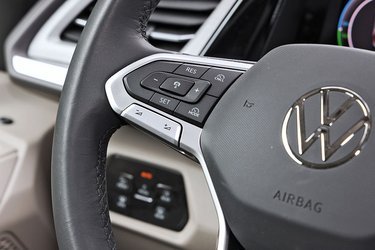 Den adaptive fartpilot styres fra knapper på rattet.