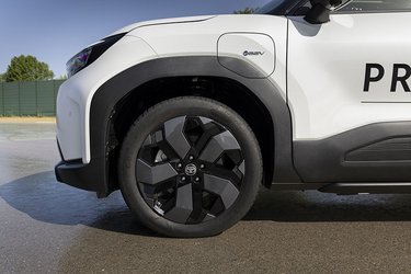 Ladelugen er placeret ved venstre forhjul. Hjemme kan bilen oplades med 11 kW via strøm fra tre faser, og på farten kan bilen oplades med op til 90 kW.