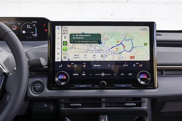 Inde i bilen er skærmen i midten vokset fra 12,3 til nu 14 tommer.