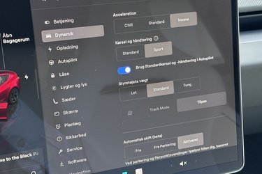 Skærmens menustruktur er ikke markant forskellig fra de almindelige udgaver af Tesla Model 3, men her i Performance-udgaven kan man vælge mellem tre køreprogrammer Chill, Standard og Insane, foruden muligheden for at gøre hele bilens opsætning klar til sportslige præstationer i den særlige Track Mode.