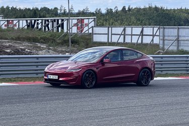 Tesla Model 3 er kommet i en Performance-udgave, hvor der i større grad end tidligere er gjort meget for at forbedre bilens køreegenskaber, når det skal gå stærkt. Bilen kan dog også bruges i hverdagen, da undervognen er justerbar.