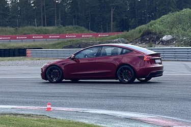 Vi fik lejlighed til at afprøve bilens egenskaber på det store norske baneanlæg Rudskogen syd for Oslo. Her viste Tesla Model 3, at den er både sjov og sikker at køre, når det skal gå stærkt.