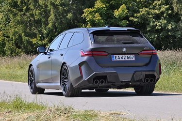 For blot tredje gang kan M5 fås som stationcar, det er et par generationer siden, BMW sidst har tilbud det. Lidt uforståeligt, for kombinationen af stationcarens praktiske egenskaber og M5-modellens overlegne køreegenskaber giver ganske god mening. 