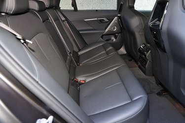 Der hvor M5 kan give de største udfordringer, er på bagsædet. For benpladsen er ikke specielt imponerende, når man tænker på, at bilen er over fem meter lang. Der er også en stor kardantunnel, der gør fodpladsen ringe for den midterste passager. Kort sagt er M5 mere for dem på forsæderne end dem på bagsæderne. 