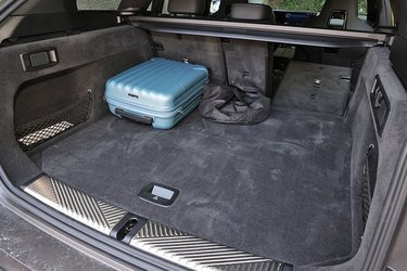 500 liter er ikke imponerende i en stationcar, men i det mindste er rummet ganske reelt, og der er mulighed for at pakke højt, hvis du sætter et sikkerhedsgardin op mellem kabine og bagagerum. 