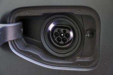 Med et batteri på 19 kWh er det rart at M5 kan lade på tre faser, så en komplet opladning kan klares på to timer. Men modsat mange andre nye plugin-hybrider kan den ikke DC-lade, så du kan ikke lave en endnu hurtigere opladning ved supermarkedet. Det er lidt ærgerligt. BMW lovede 62 km rækkevidde med testbilens specifikationer, og vi kørte 65 km ved blandet kørsel. Det er godkendt. 