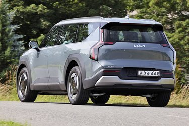 Designet er Kias nyeste trend, hvor der er mange kanter og skarpe hjørner. Det store Kia-logo står midt på bagklappen, mens EV9 er placeret nederst til venstre på bagklappen. Viskeren er skjult oppe under spoileren.