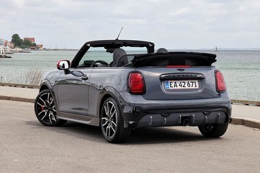 Designet af Mini Cabriolet er yderst vellykket, og her er der faktisk tale om en bil, man bare bliver glad for at se på. Her er den testet i en udgave med John Cooper Works Trim, og så er prisen heftige 766.510 kr.