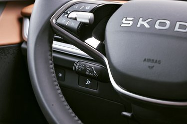 Fartpiloten styres via en stilk bag rattet. For begyndere er det ikke en optimal løsning, idet det er svært at se funktionerne, men når man har lært den at kende, er den nem at betjene, uden at man behøver at se på den imens.