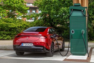 Mercedes-Benz CLA 250+ er udstyret med et 85 kWh batteri med 800-voltteknologi. Det kan oplades med op til 320 kW. Det betyder, at man på 10 minutter kan tilføre energi nok til yderligere 325 km. Det er vildt hurtigt!